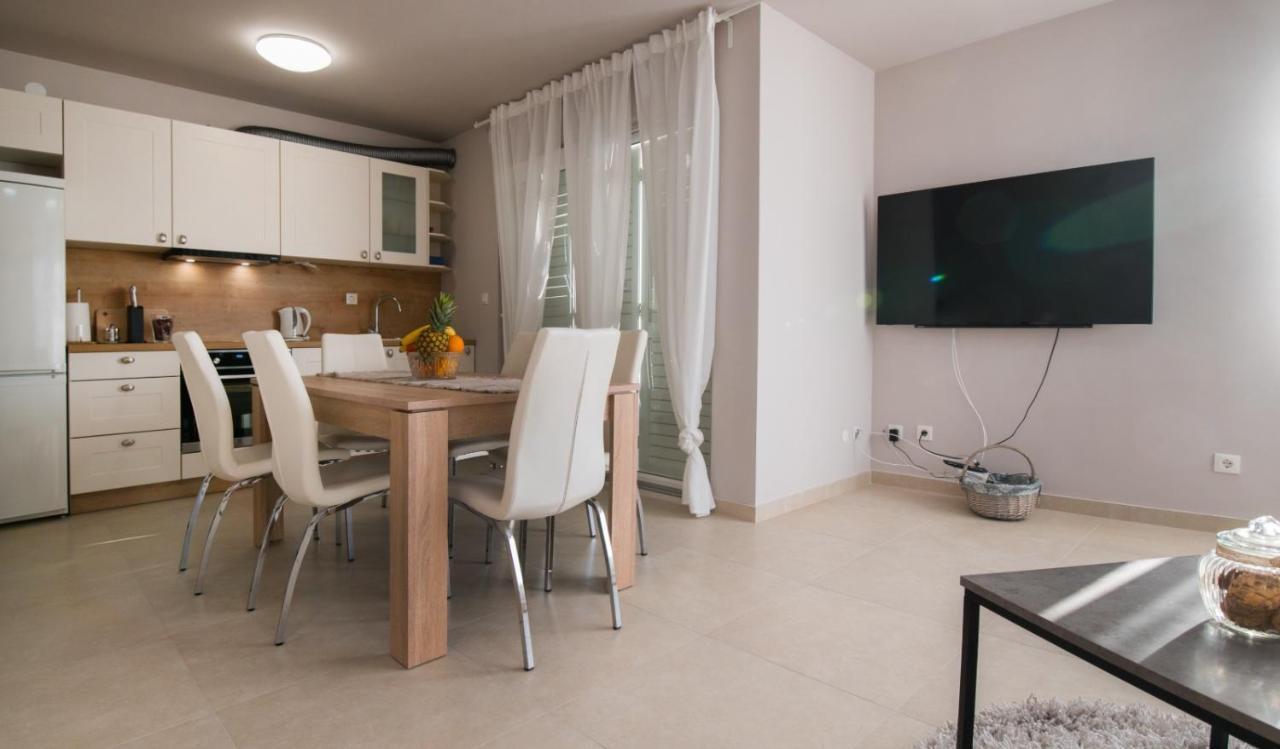 Brand New Aparment With Sea View & Swimming Pool At Ciovo - Villa Fiorentini Trogir Bagian luar foto