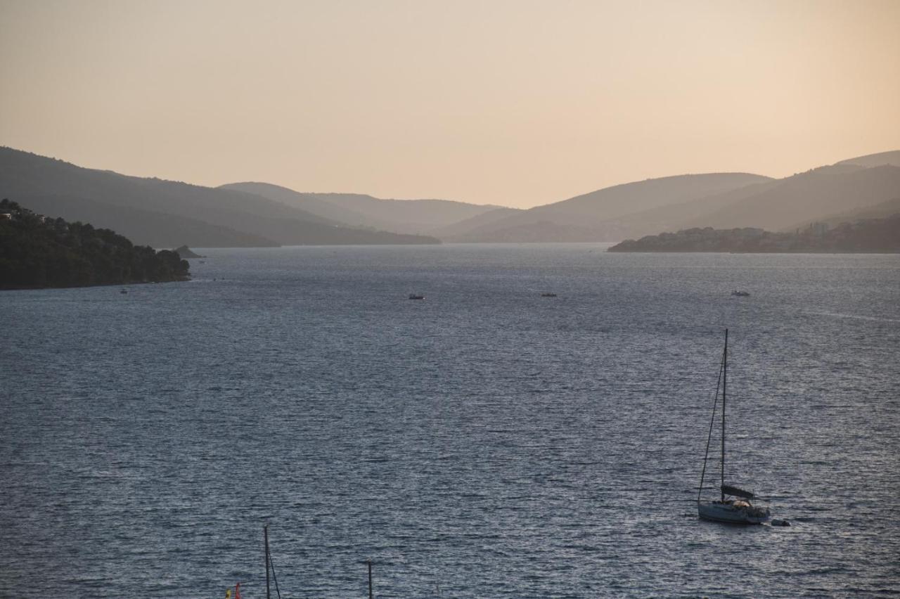 Brand New Aparment With Sea View & Swimming Pool At Ciovo - Villa Fiorentini Trogir Bagian luar foto