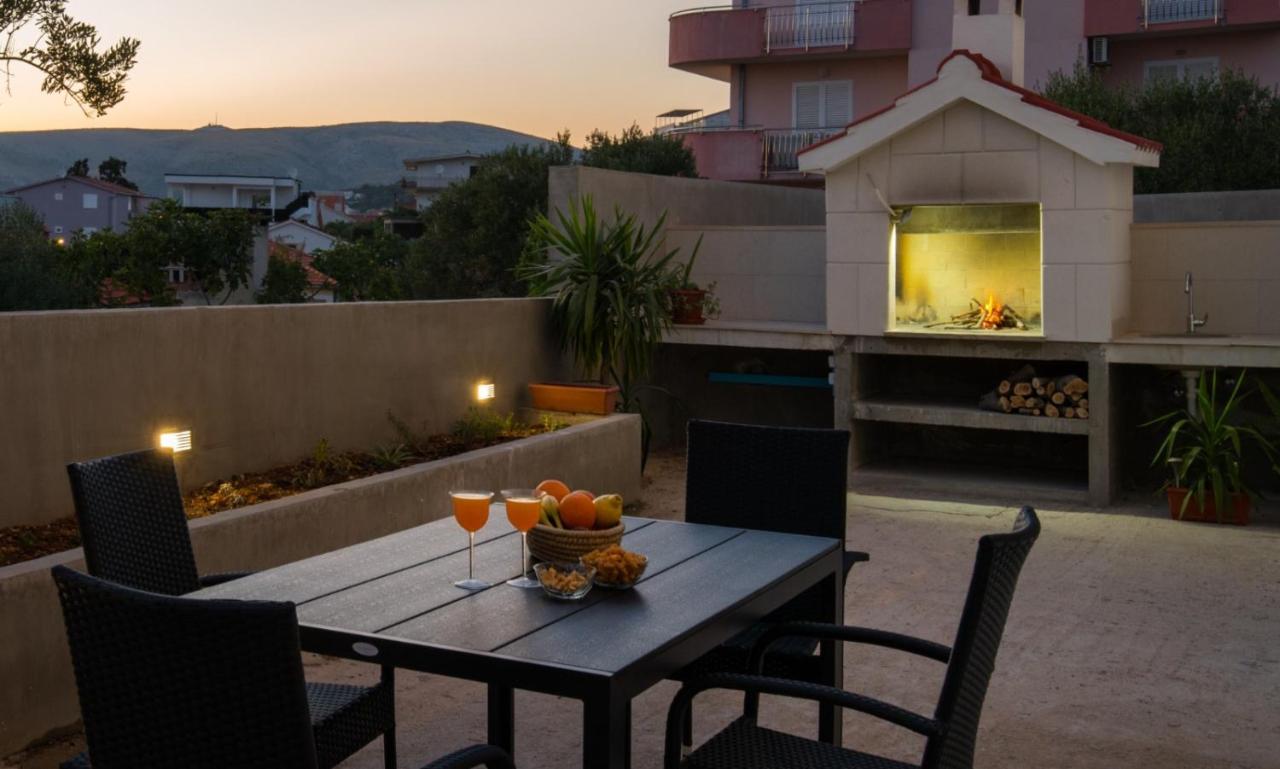 Brand New Aparment With Sea View & Swimming Pool At Ciovo - Villa Fiorentini Trogir Bagian luar foto